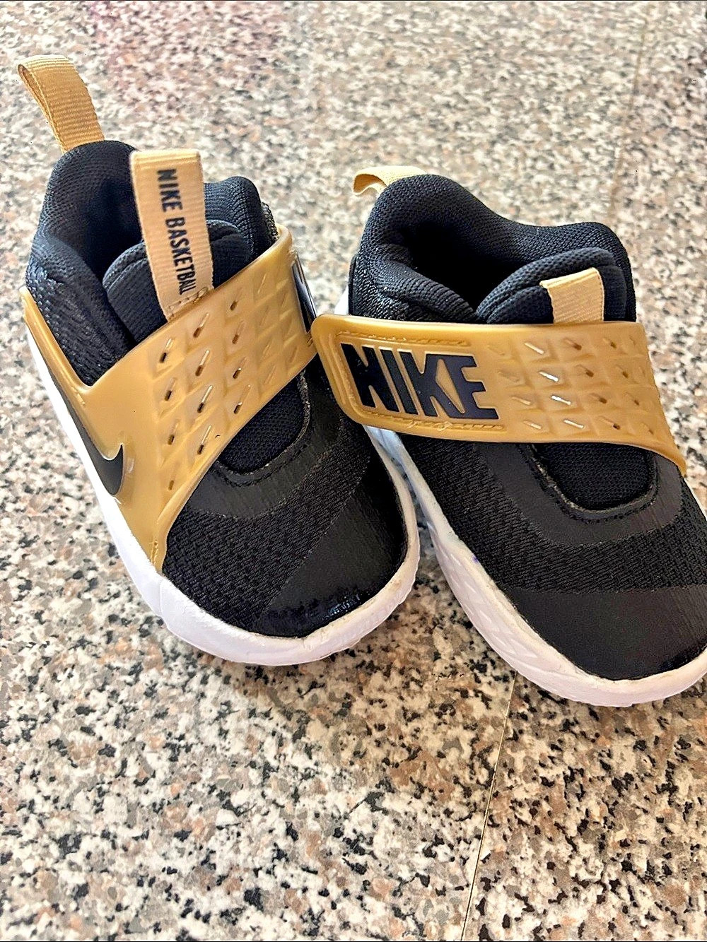 Nike Flex Runner 2 Kids Black & Gold US 5C